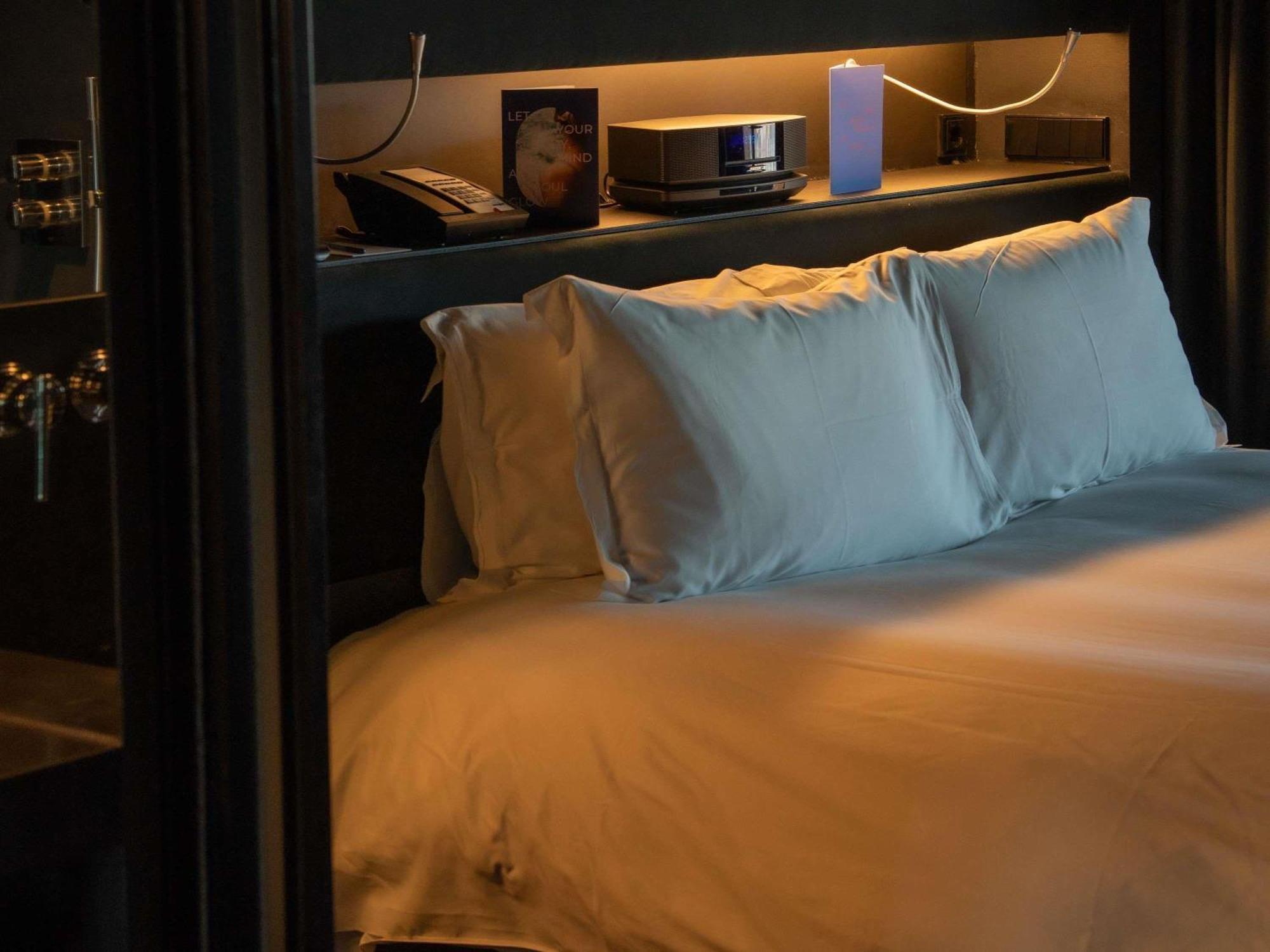 Black Deluxe King Suite Danube Canal View