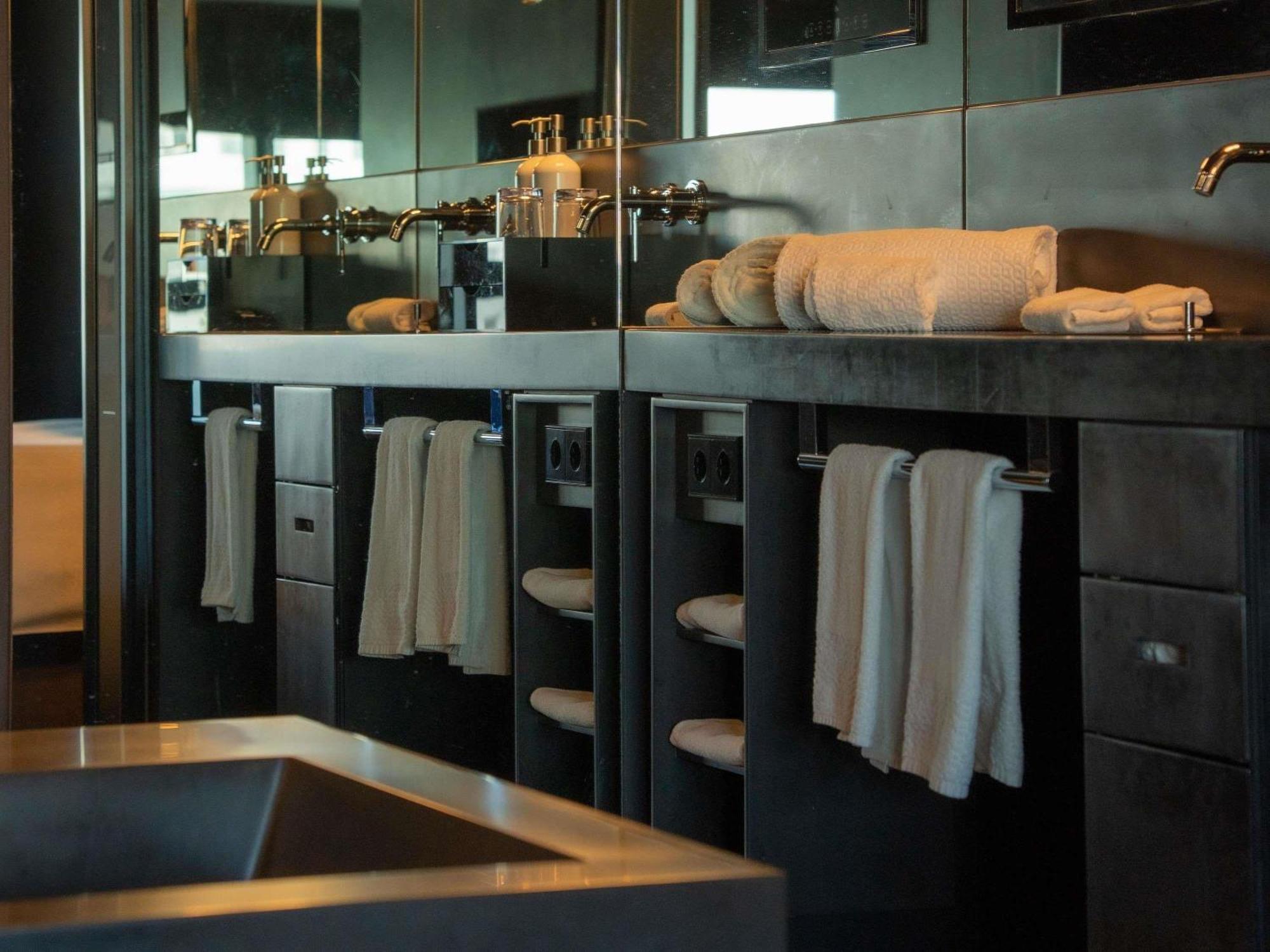Black Deluxe King Suite Danube Canal View