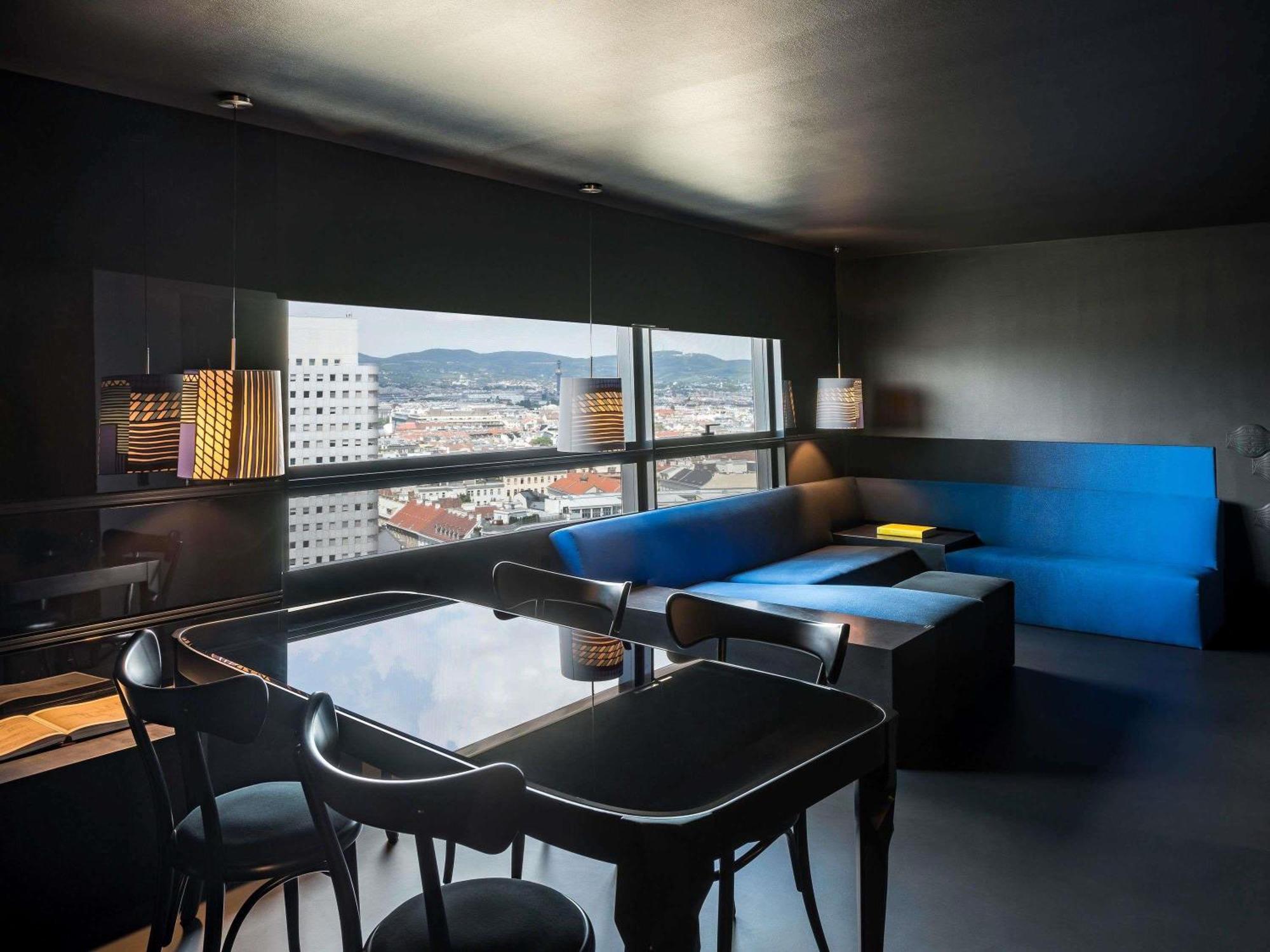Black Deluxe King Suite Danube Canal View